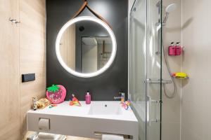 un bagno con lavandino e specchio di Moxy Dresden Neustadt a Dresda