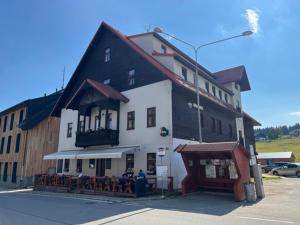 克维尔达Kvildahotel的一座黑白建筑