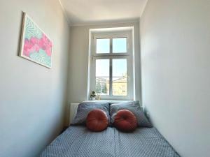 格但斯克的住宿－MMRent Wave Room，卧室配有带2个枕头的窗户。