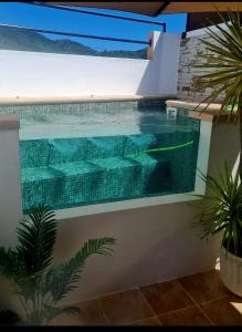 una piscina con vistas al océano en La Casa Junto al Sendero del Río & Chimenea y leña incluida, en Los Romeros