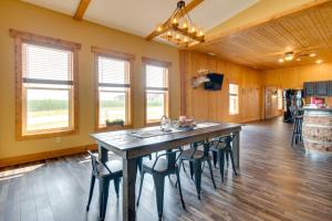 une grande salle à manger avec une table et des chaises dans l'établissement Tranquil La Prairie Retreat with Patio and Fireplace!, 