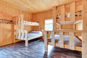 - une chambre avec 2 lits superposés dans une cabine dans l'établissement Tranquil La Prairie Retreat with Patio and Fireplace!, 