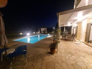 Bazén v ubytovaní Villa Ela Ferienappartements alebo v jeho blízkosti