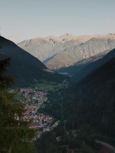 a town in a valley with mountains in the background at Un balcone sulla Val di Pejo in Peio