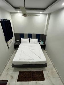 Een bed of bedden in een kamer bij S B Guest House Near New Delhi Train Station