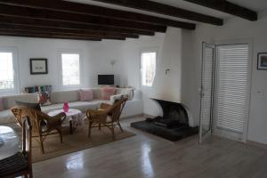 Una sala de estar con un sofá y una chimenea. en Strandhaus, en Los Llanos de Aridane