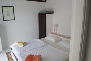 een slaapkamer met 2 bedden en witte lakens bij Strandhaus in Los Llanos de Aridane