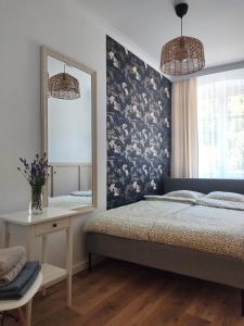 um quarto com uma cama e um espelho em Apartament przy Wieży em Toruń