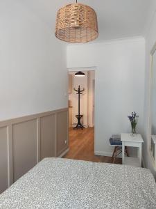 um quarto com uma cama, uma mesa e um candeeiro em Apartament przy Wieży em Toruń