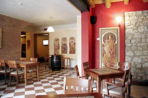 um restaurante com mesas e cadeiras e paredes vermelhas em Bed&Wine em Negrar