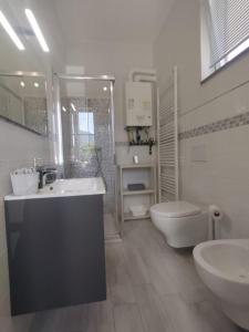 Baño blanco con lavabo y aseo en Elicriso, en Gallicano