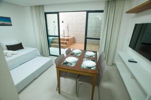 Cette petite chambre comprend une table et un lit. dans l'établissement Porto Star Prime By AFT, à Porto de Galinhas