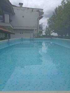 Bazén v ubytovaní La Terrazza alebo v jeho blízkosti