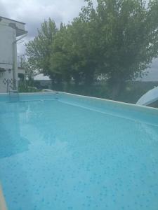 Bazén v ubytovaní La Terrazza alebo v jeho blízkosti