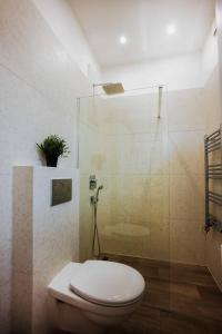 un baño con inodoro y ducha en Greenlight Gallery by NeWave Apartments, en Budapest