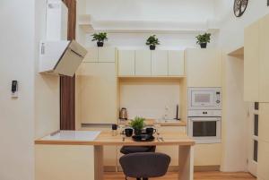 Una cocina con una mesa de madera en una habitación. en Greenlight Gallery by NeWave Apartments, en Budapest