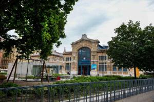 un gran edificio con una valla delante en Greenlight Gallery by NeWave Apartments, en Budapest