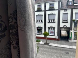 un poteau en face d'une rue avec un bâtiment dans l'établissement Hostel Centrum NT, à Nowy Tomyśl