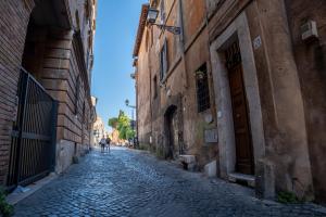 une rue vide dans une ruelle entre deux bâtiments dans l'établissement Colosseum house, à Rome