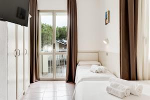 A bed or beds in a room at Hotel Schiller Még 37 kép