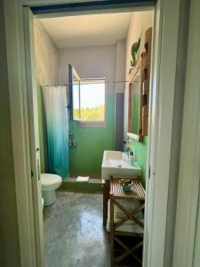bagno con lavandino e servizi igienici di Le Palombelle Casa Vacanze a Otranto