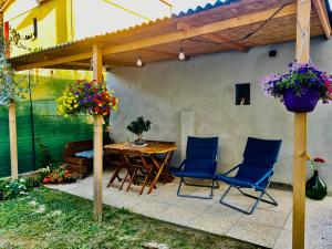 patio ze stołem i krzesłami pod pergolą w obiekcie Bonsai - Bed & Breakfast w mieście Pesaro