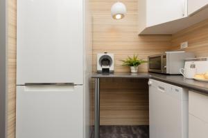 uma cozinha com um balcão e um micro-ondas em Pet-Friendly Apartment in City Center by Renters em Varósvia