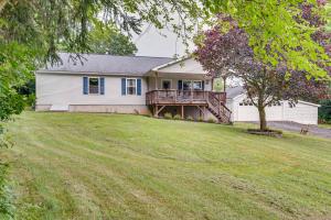 una casa blanca con terraza en un patio en Charming Berwick Retreat with Gas Grill and Deck!, en Berwick