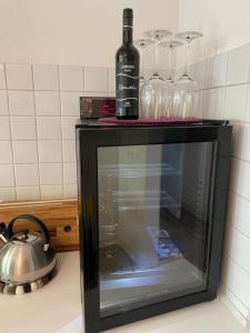 una bottiglia di vino e bicchieri sopra il forno a microonde di ZwergDackelAdlerHirsch a Beuron