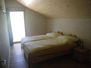 サン・テュルサンヌにあるCentre de vacances NatUrsanneの窓付きの部屋にベッド付きのベッドルーム1室があります。