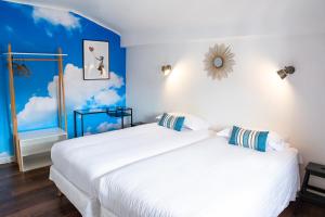 Postel nebo postele na pokoji v ubytování Hotel Le Port Neuf