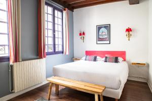 Postel nebo postele na pokoji v ubytování Hotel Le Port Neuf