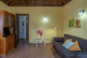 sala de estar con sofá y mesa en Casa piscina y naturaleza en La Palma, en El Paso