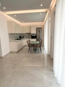 Kuchyň nebo kuchyňský kout v ubytování Oceana Suites