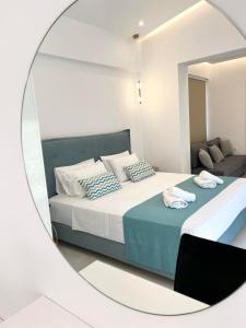 ゲオルギオポリスにあるOceana Suitesのベッドルーム(大型ベッド1台、鏡付)