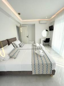 ゲオルギオポリスにあるOceana Suitesのベッドルーム(大きな白いベッド、枕付)