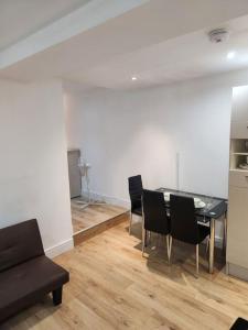 ロンドンにあるSouthwark & City Apt 3Bの黒いテーブルと椅子のあるダイニングルーム