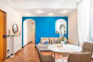 uma sala de estar com uma parede em tons de azul em Modern apartment in the heart of the city center em Gênova