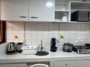 cocina con fregadero y encimera en ACOGEDOR DEPA SAN MIGUEL, CON INTERNET, en Lima