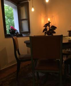 a dining room with a table and two chairs and a window at La Naranxa in Bárzana
