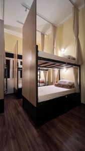 Katil dua tingkat atau katil-katil dua tingkat dalam bilik di Drift Backpackers Hostel