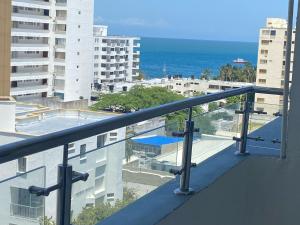 balcón con vistas al océano en Apartamento Rodadero, en Santa Marta