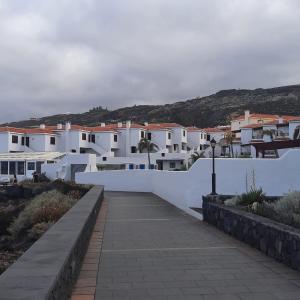 una pasarela frente a algunas casas blancas en Alma 26, en Los Cancajos