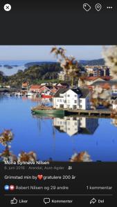 Sørlandsidyll nær by og Dyreparken في غريمستاد: لقطه شاشة لصورة منزل على الماء