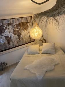 - une chambre avec un lit et une lampe dans l'établissement Villa Zen avec 2 chats, à Grospierres 4 autres photos