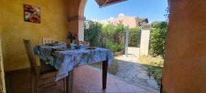 uma mesa com uma toalha de mesa azul num pátio em Le case del sole em Capoterra