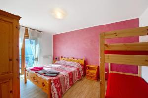 een slaapkamer met een bed en een stapelbed bij Il piccolo nido in Aosta