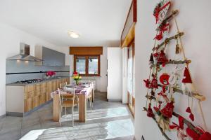cocina y comedor con mesa y sillas en Il piccolo nido en Aosta