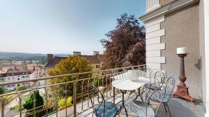 d'un balcon avec une table et des chaises et une vue. dans l'établissement Architectural gem with vintage charm, à La Chaux-de-Fonds