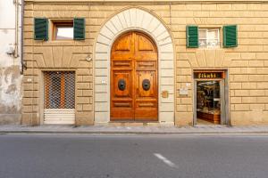 a building with a wooden door on a street at Residenza Gatteschi in Pistoia